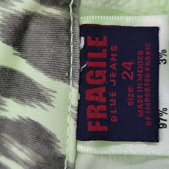 Fragile Blue Jeans Lime Cheetah Print Faded/Distressed Shorts Size 24 - Picture 10 of 15